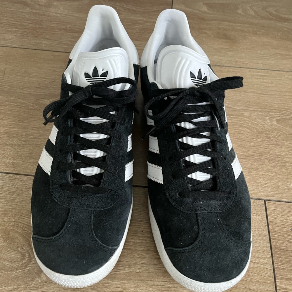 Adidas Gazelle pristine condition core black / white / gold metallic